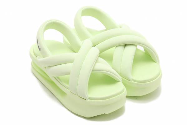 ナイキの新作シューズ「エア マックス アイラ サンダル」極太ストラップアッパー×厚底ソール