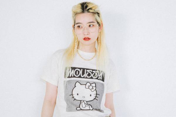 マウジー×ハローキティ、グラフィックTシャツや“アップリケ刺繍入り”デニムサンダル