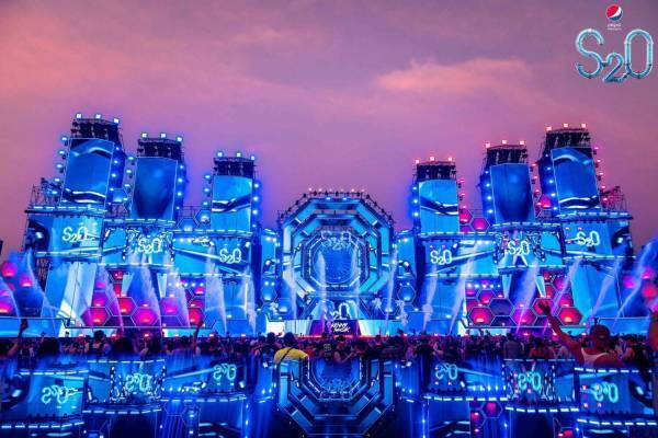 ずぶ濡れになる音楽フェス「エス・ツー・オー・ジャパン 2024」お台場で、タイ水かけ祭りと音楽が融合