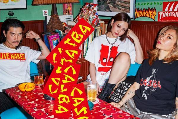 恵比寿の会員制バー「カスバ」のアパレルストアが原宿・ハラカドに、アンダーカバーなどコラボ限定Tシャツ