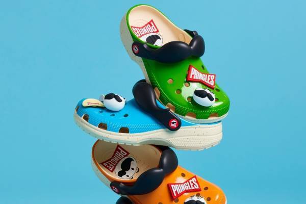 クロックスからプリングルズ風サンダル「クラシック クロッグ」ヒゲ型ストラップ、ポテトチップスチャーム