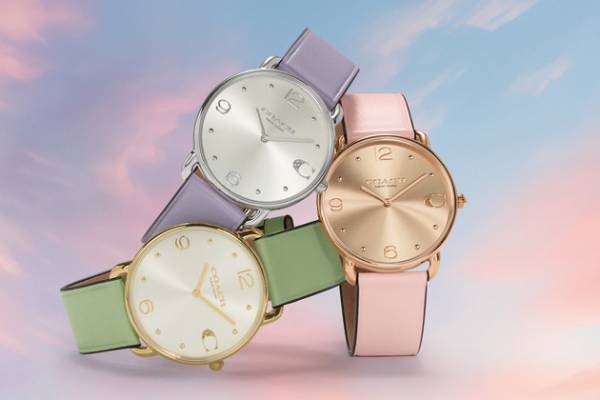 コーチ24年春ウィメンズ腕時計、“C”煌めく文字盤「エリオット」パステル色ストラップで