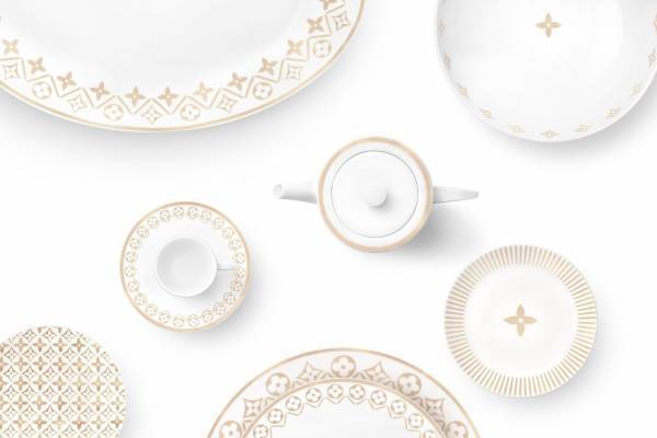 ルイ・ヴィトン「モノグラム・フラワー」柄テーブルウェア、純白の磁器にブラウンの模様