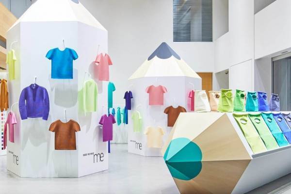 ミー イッセイ ミヤケ限定イベントが代官山に、“まるで色鉛筆”カラフルなプリーツトップやバッグが集結