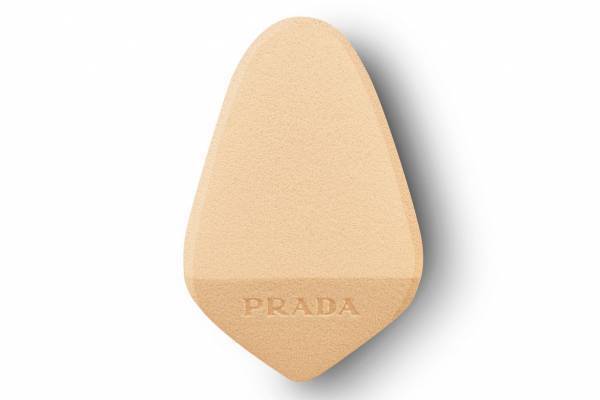 プラダ ビューティ24年夏メイクツール、“トライアングル＆ラウンド型”のメイクスポンジで好みの肌質感