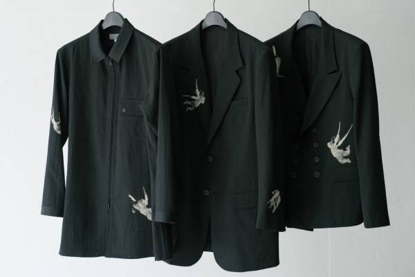 ヨウジヤマモト“絞り染め”ウィメンズドレスや天使柄の抜染メンズジャケット、大阪・阪急うめだ本店で