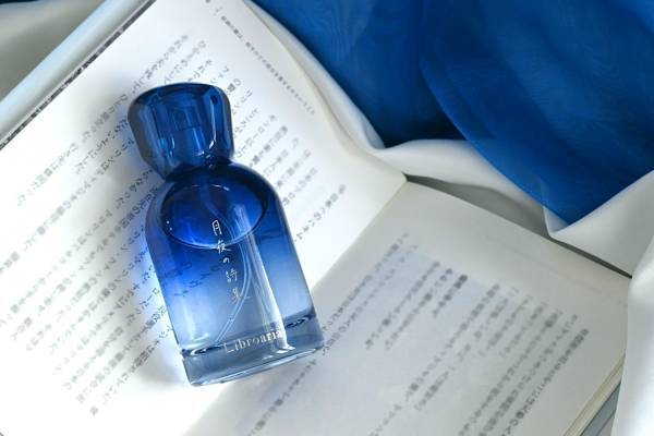 出版社生まれの“月夜の詩集”イメージ香水、本のようなパッケージ入りオードパルファム