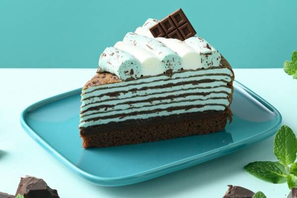 銀座コージーコーナー新作「チョコミントミルクレープ」4層の“パリパリチョコ”をサンド