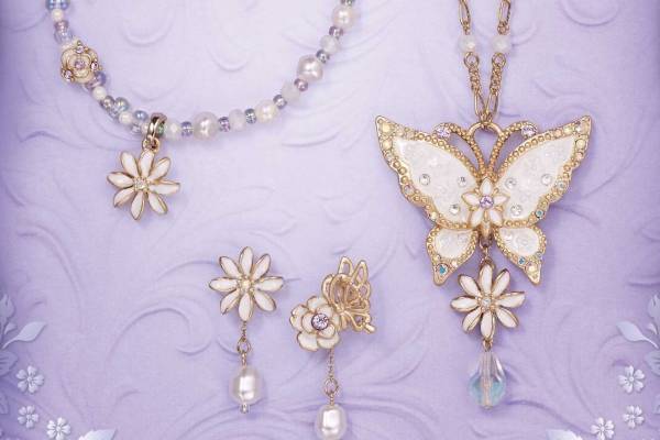 アナ スイ“純白の花”「ティアレ」アクセサリー、涼しげな蝶と花のネックレスやピアス