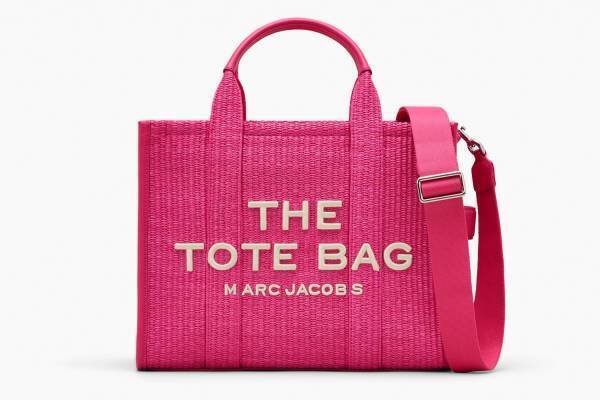 マーク ジェイコブスの24年春夏新作、カゴバッグ風「ザ トート バッグ」や鮮やかピンクのミニ財布