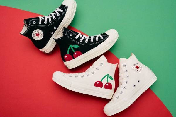 コンバース“チェリープリント”「オールスター」厚底スニーカー、アンクルパッチもチェリー色に