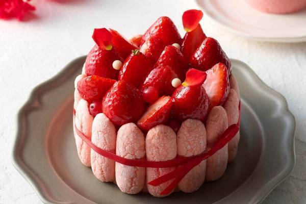 四季菓子の店「ひびか」甘酸っぱい苺の花が咲く、母の日限定の花束ケーキ