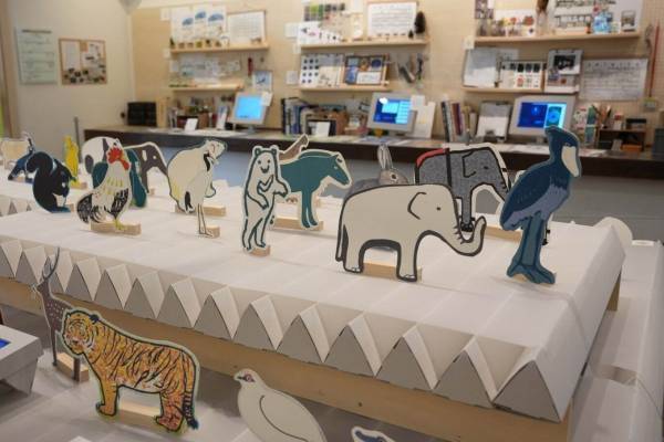 動物園・水族園の“デザインに迫る”井の頭自然文化園の特別展示、生き物の魅力を伝えるパネルやグッズ