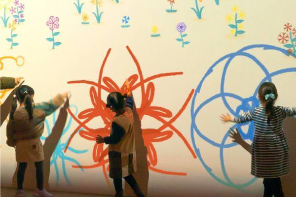 “光と遊ぶ”「魔法の美術館」京都高島屋で、動きに合わせて変化する光×アートの体験型展示