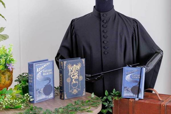 「ハリー・ポッター マホウドコロ」横浜・ランドマークプラザに、“魔法薬学”スネイプ先生着想ローブなど