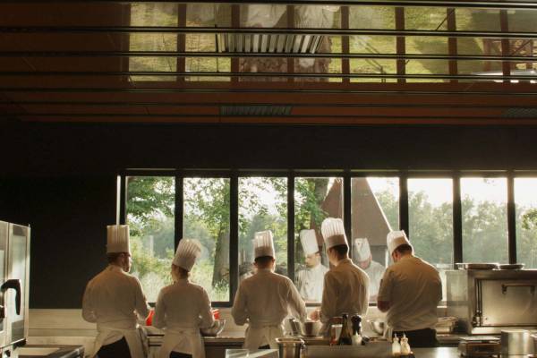 ドキュメンタリー映画『至福のレストラン／三つ星トロワグロ』フレデリック・ワイズマンが料理の世界に迫る