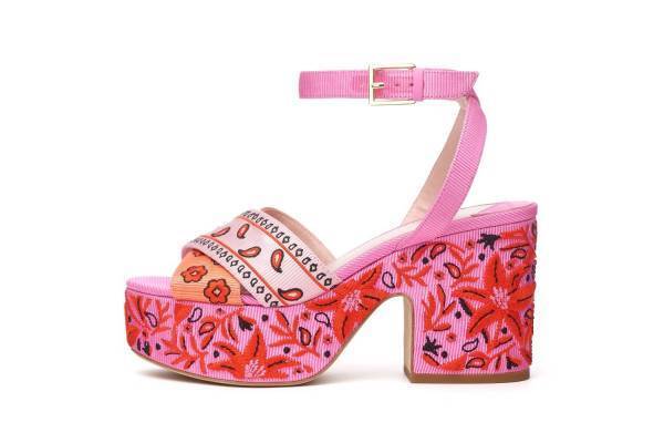 ケイト・スぺード24年夏シューズ、ペイズリー柄の厚底サンダル＆グレープフルーツの断面ヒール