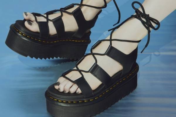 ドクターマーチン24年夏サンダル、“編み上げ”アッパーの厚底サンダル「ナルティラ XL」など