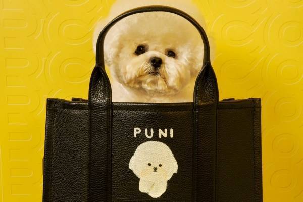マーク ジェイコブス“愛犬の似顔絵”ペイントを「ザ レザー トート バッグ」にカスタム、表参道で