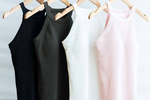 ユニクロの“カップ付き”ホルターネックタンクトップ、透けにくいコットンリブで緩やかフィット