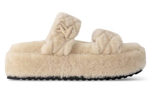 ルイ・ヴィトンのウィメンズサンダル、ふんわりシアリング×キルティングの厚底サンダルやフラットミュール