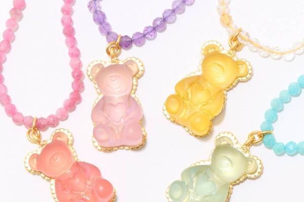 Q-pot.“テディベアグミ型”アクセサリー、ハートをぎゅっとハグするソフトなベアのネックレス