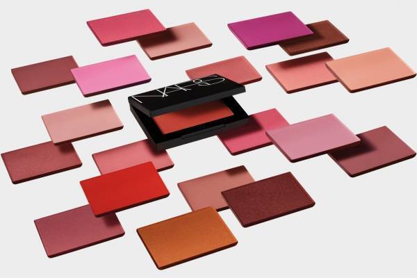 NARS人気チーク「ブラッシュ」24年夏リニューアル、ルースパウダーのように纏うシアー発色の全20色