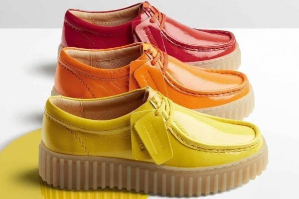 クラークス24年春夏ウィメンズシューズ、“ギザギザ”の厚底ソール×「ワラビー」パテントアッパー