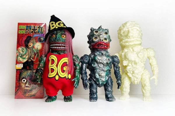 造形作家・NAGNAGNAGの展覧会がTOGA 青山で『暴力原人』などソフビ4作品を展示・販売