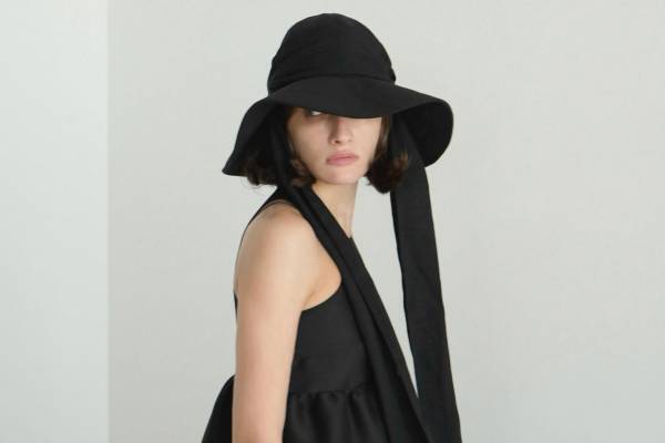 クラネ×キジマ タカユキ、アレンジ可能な“スカーフ付き”6パネルキャップ＆つば広ハット