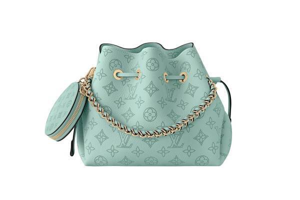 ルイ・ヴィトン 爽やかな“ミントブルー”のウィメンズレザーグッズ、チェーン付きミニバッグや財布