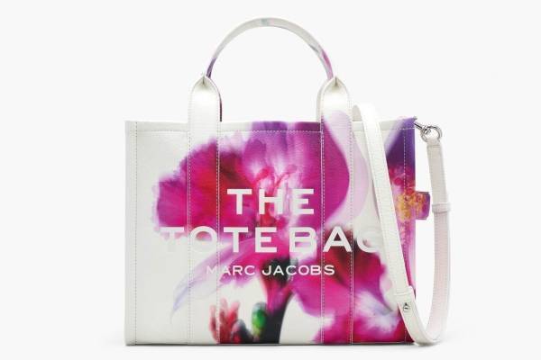 マーク ジェイコブス「ザ トートバッグ」“鮮やかピンク”のフラワー柄で、キューブ型レザーバッグも