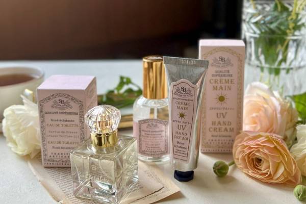 仏発「サンタール・エ・ボーテ」24年夏コスメ、甘く爽やかな“ローズの香り”の香水＆ピローミスト