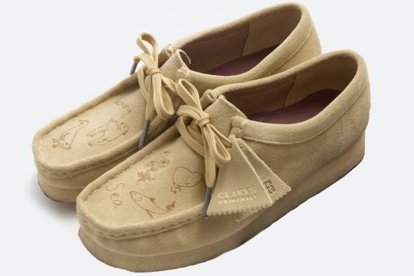 シー ニューヨーク限定のクラークス オリジナルズ「ワラビー」シューズ、手書き風ロゴや動物イラスト