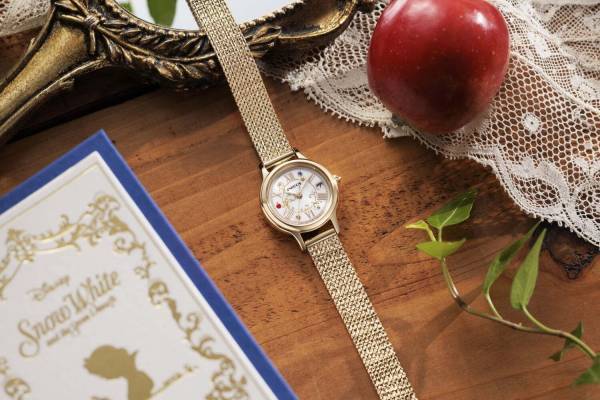 ウィッカのディズニー『白雪姫』腕時計、赤い“毒リンゴ”描く文字盤＆ゴールドカラーのケース