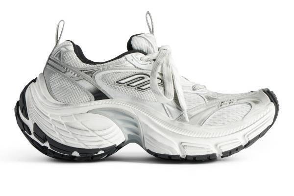 バレンシアガ「10XL」スニーカー、軽量極厚ソール×スポーティーな“Bロゴ”入りメッシュアッパーで