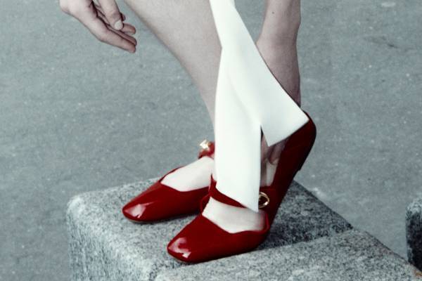 ヴァレンティノ ガラヴァーニ“Vロゴ”メリージェーンシューズ、スリッポンとしても履ける2WAY