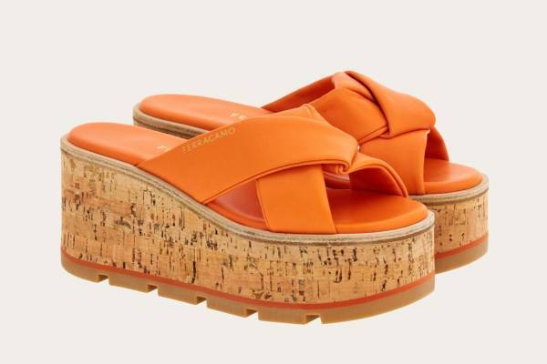 フェラガモのウィメンズサンダル、厚底コルクソールや“ペールトーン”ロゴ入りサンダル