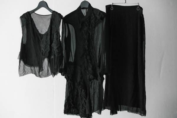 ヨウジヤマモト“黒と青”のシフォンブラウスやジャケット、表情豊かなシワ加工 - 西武渋谷で先行販売