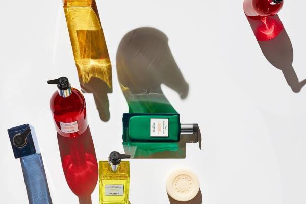 エルメス24年夏ボディケア、“庭園のフレグランス香る”シャワージェルや保湿ローションがガラスボトルに