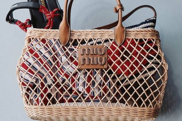 「ミュウミュウ レテ」レザーハンドル付きかごバッグ＆鮮やかストライプ柄のクロシェ編みトートなど