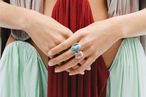 ロエベ24年春夏ジュエリー、“プリーツ”のようなピアスや不規則な“破片”モチーフリング