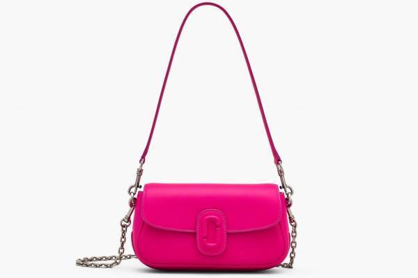 マーク ジェイコブス“クローバー”に着想したショルダーバッグ、レザーで覆った“J マーク”で