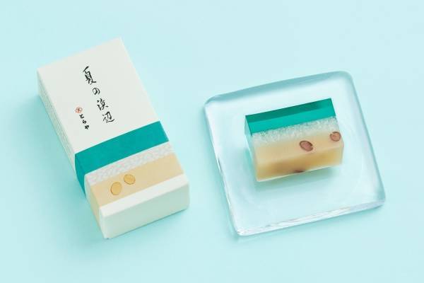 とらや“海イメージ”の夏限定ようかん「夏の浜辺」エメラルドグリーンの琥珀羹×小豆入り白煉