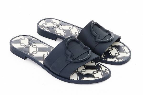 モンクレール24年春夏、軽量＆撥水素材のパーカーや“トリコロールカラー”のサンダル