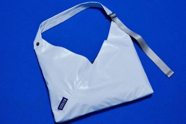 東京テアトルから映画館のスクリーン生地を再利用した新作グッズ、ショルダーバッグやコインケースほか