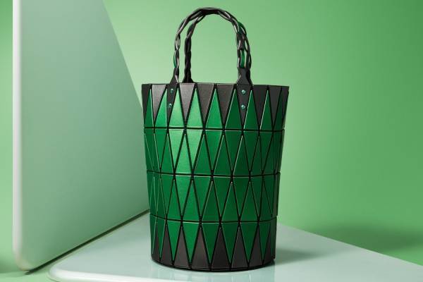 BAO BAO ISSEY MIYAKE24年春夏、メタリック調“縦長三角ピース”のかご型バッグなど