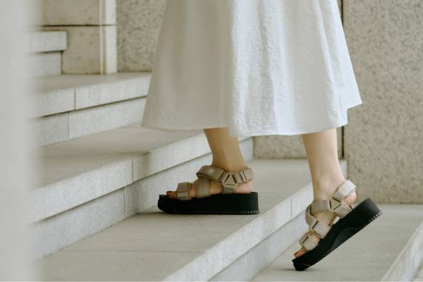 シャカの24年夏ウィメンズ厚底サンダル、ニュアンスグリーンのスポーツタイプや快適クロスサンダル