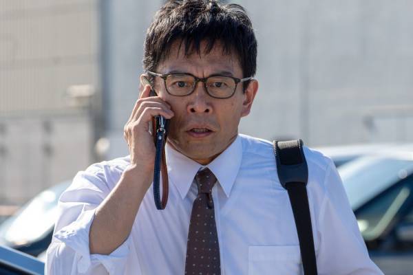 映画『アングリースクワッド 公務員と7⼈の詐欺師』上⽥慎⼀郎×内野聖陽×岡⽥将⽣の痛快詐欺ミッション