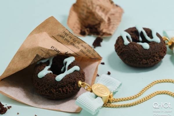 Q-pot.“チョコミント×ドーナツ”アクセサリー、チョコチップ入りのとろけるネックレス＆ピアスなど